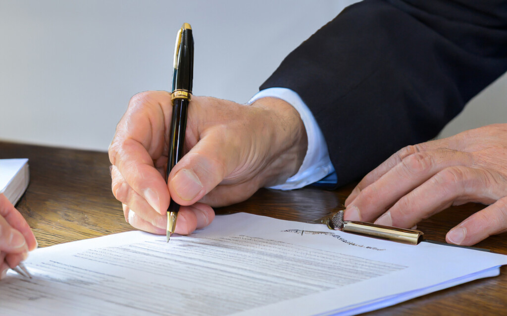 Personne signant un document
