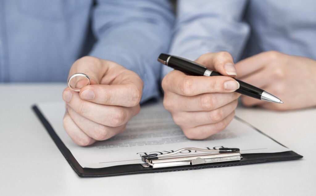 couple remplissant dossier administratif pour divorcer chez le notaire