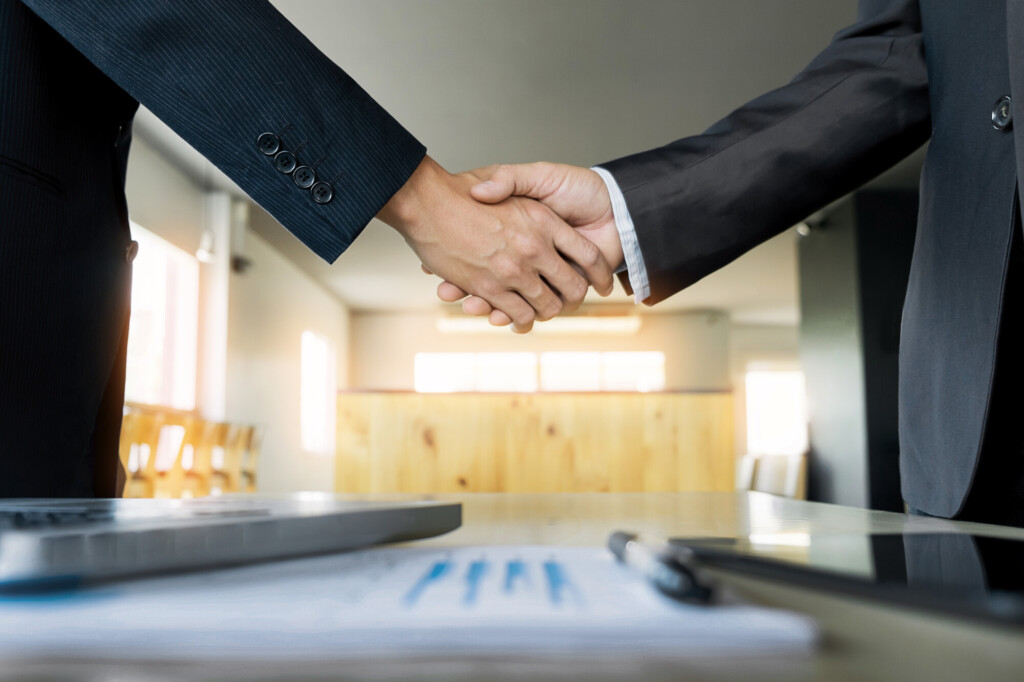 2 hommes se serrant la main après une transaction réussie