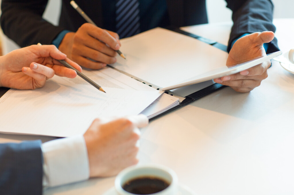 Deux hommes échangeant sur des documents